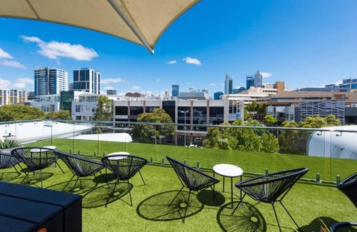 Perth House | Stylish Room - Enjoy City Views on Rooftop Terrace