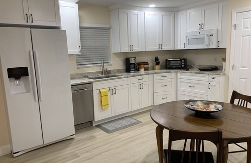 Altamont Manor Apartment | Stylish Sabal Palm Apt-Special Spring/Summer Rate! 1BR,1BA. Walk to Downtown!