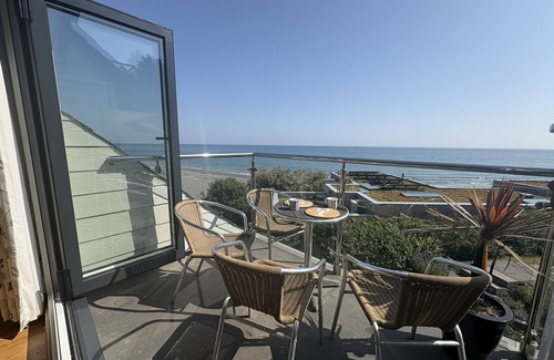Seaton Apartment | Stylish Seaside Townhouse with 2 Bedrooms & Panoramic Sea Views