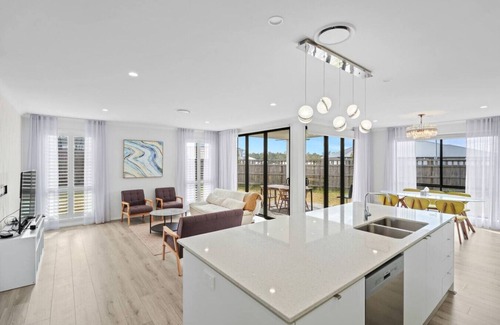 Spring Mountain House | Stylish & Spacious 3BR 2BA in Spring Mountain