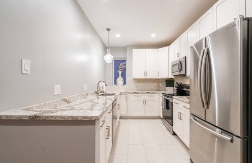 Shaw Apartment | Stylish & Spacious Shaw Retreat: King Bed, Hardwood Floors, Near Attractions