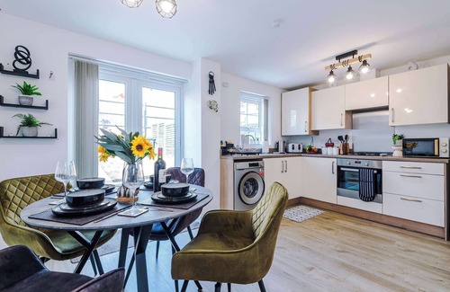Stoke-on-Trent House | Stylish Stoke-on-Trent 3 Bed - Parking, Long Stays