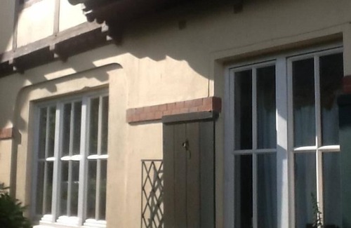 Eimsbuettel Apartment | Stylish studio apartment in 100-year-old country house with enchanted garden