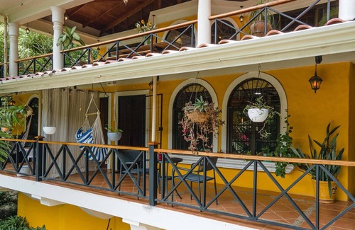 Valle Pura Vida Apartment | Stylish studio apt with a veranda, parking and full kitchen. For 2-3 people.