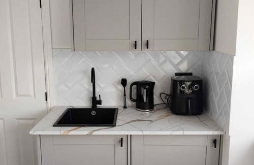 Streatham South Apartment | Stylish Studio in Streatham! Stroll to the Station!