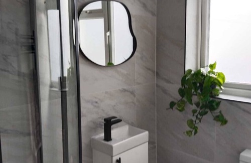 Streatham South Apartment | Stylish Studio in Streatham! Stroll to the Station!