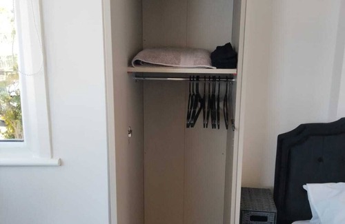 Streatham South Apartment | Stylish Studio in Streatham! Stroll to the Station!