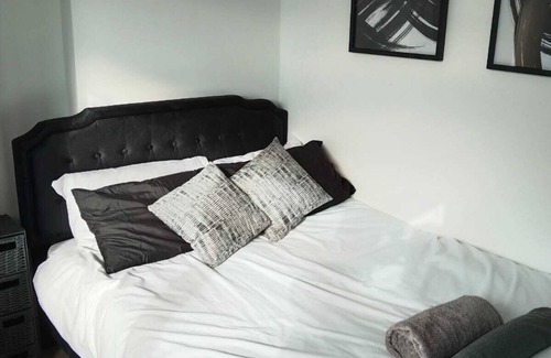 Streatham South Apartment | Stylish Studio in Streatham! Stroll to the Station!