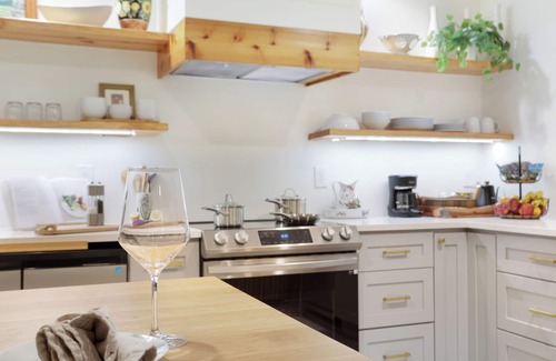 High Springs Apartment | Stylish Studio in Historic High Springs, 5 min Walk to Restaurants, Shops, Bars!