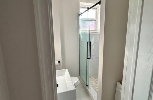 Point Breeze Apartment | Stylish Studio in Vibrant Urban Neighborhood WiFi Ample Closet Space, TV