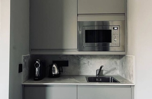 Innerleithen Apartment | Stylish studio-king & twin, en-suite, kitchenette (room 4)