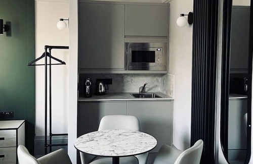 Innerleithen Apartment | Stylish studio-king & twin, en-suite, kitchenette (room 4)