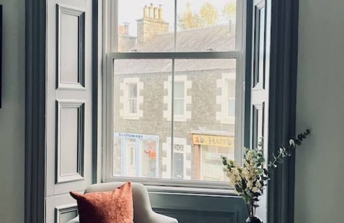 Innerleithen Apartment | Stylish studio-king & twin, en-suite, kitchenette (room 4)