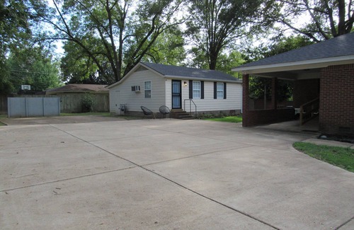 Hernando Apartment | Stylish Studio near Hernando Town Square! Great Location!