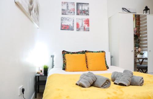 Highbury Apartment | Stylish studio - private bathroom, 15mins to Central London!