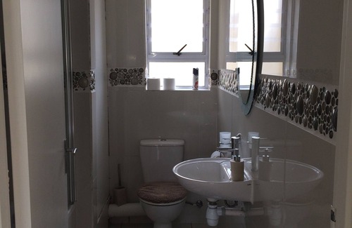 Muizenberg Apartment | Stylish sun kissed 2 bed apartment near the sea (mountain view)