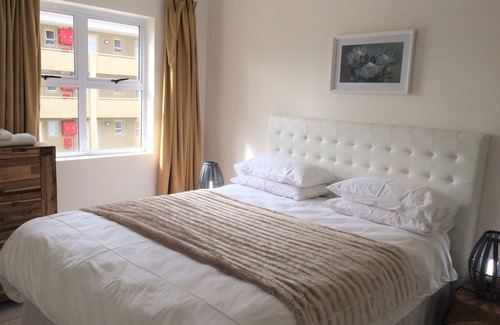 Muizenberg Apartment | Stylish sun kissed 2 bed apartment near the sea (mountain view)