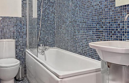 Rickmansworth Apartment | Stylish Town Centre Apartment, ALLOCATED FREE PARKING SPACE, RICKMANSWORTH HIGH STREET, Modern Decor, Juliet Balcony, Walking Distance to Rickmansworth Station Metropolitan Line