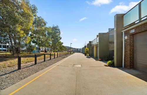 Coombs House | Stylish Townhouse with Private Courtyard