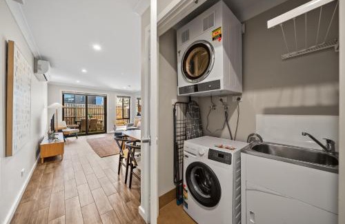 Coombs House | Stylish Townhouse with Private Courtyard