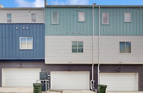 Nashville House | Stylish townhouse with a rooftop deck, balconies, washer/dryer, & wet bar