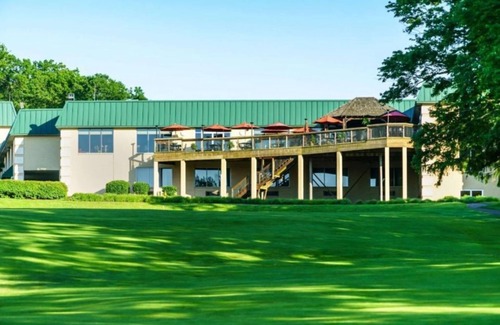 Cheat Lake Apartment | Stylish Unwind: Studio at Lakeview Golf Resort