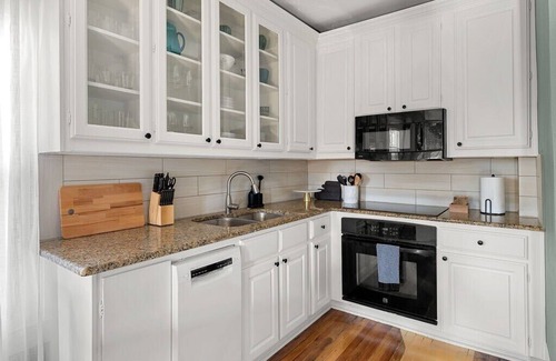 Kessler Apartment | Stylish Urban Treehouse with King Bed, Gated Parking & Walk to Bishop Arts Shops & Dining