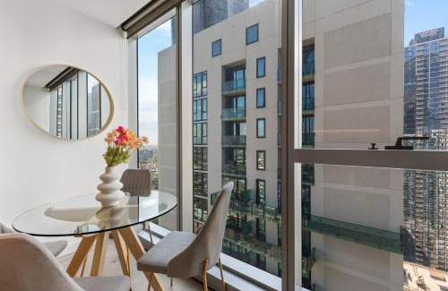 Melbourne Central Business District Apartment | Stylish & Vibrant Apt In Best Location w Gym, Pool