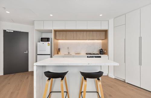 Melbourne Central Business District Apartment | Stylish & Vibrant Apt In Best Location w Gym, Pool