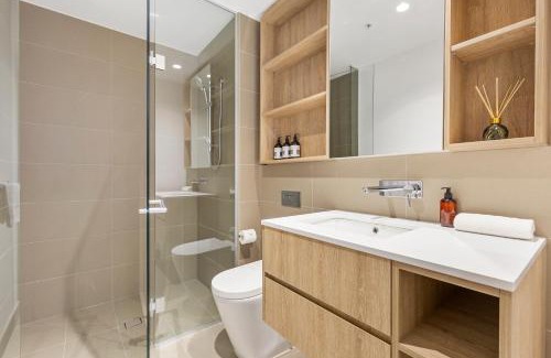 Melbourne Central Business District Apartment | Stylish & Vibrant Apt In Best Location w Gym, Pool