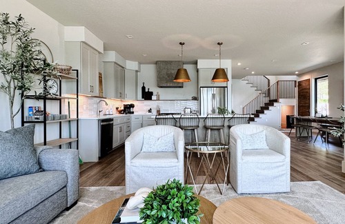 Laclede House | Stylish Waterfront Retreat, 100’ Private Yard and Beach + Panoramic Water Views