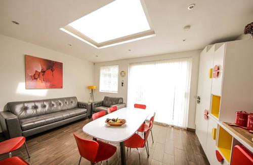 West Green House | Stylish well equipped home - with air con & FREE BREAKFAST!