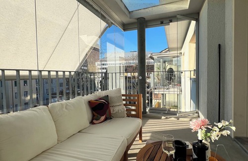 Altstetten Apartment | Stylish Zürich Apartment – 2 Min to Train, Balcony & Natural Light