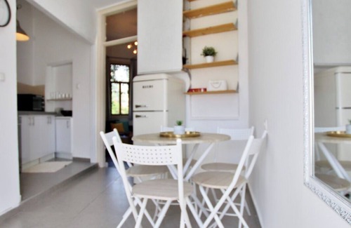 Neve Tzedek Apartment | Stylishly Renovated 3-Room Apartment with shared Rooftop Oasis in Neve Tzedek