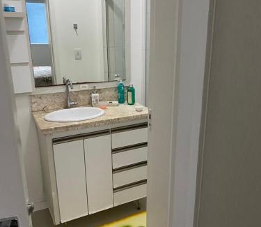 Andorinha House | Suíte 1 com cama de casal,em apartamento compartilhado ar condicionado, tv, e Wi-fi -frigobar