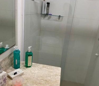 Andorinha House | Suíte 1 com cama de casal,em apartamento compartilhado ar condicionado, tv, e Wi-fi -frigobar