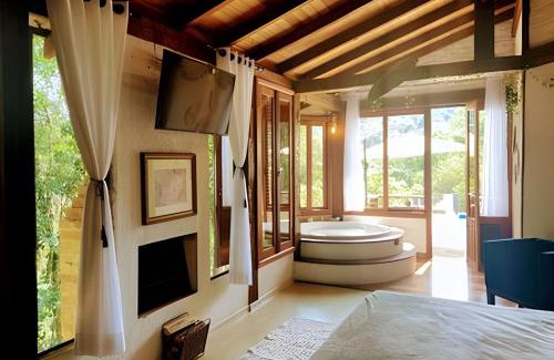 Mairipora Ski Chalet | Suíte c/Café, Hidro, Lareira e Piscina - 20min SP