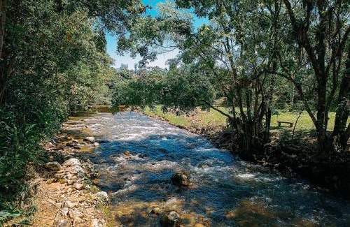 Antonio Carlos Cabin | Suíte com cachoeira no quintal