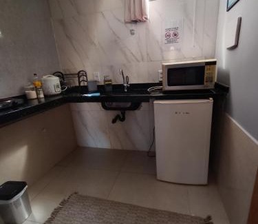 Sao Pedro da Aldeia House | Suíte com Ventilador e cozinha