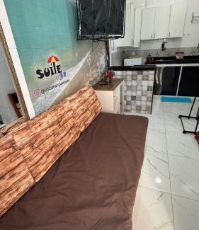 Guarapari Apartment | Suíte Mar 210 - Econômica e Compacta - Praia do Morro - Prédio frente Mar com elevador, atravessou a avenida, já está na Praia - Garagem - Internet