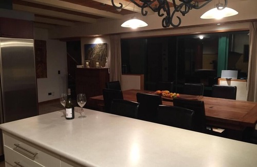 Wanaka House | SUBSTANTIAL 4 BEDRMS w 4 BATHRMS, HOT TUB, GAMES ROOM. EASY WALK TO TOWN