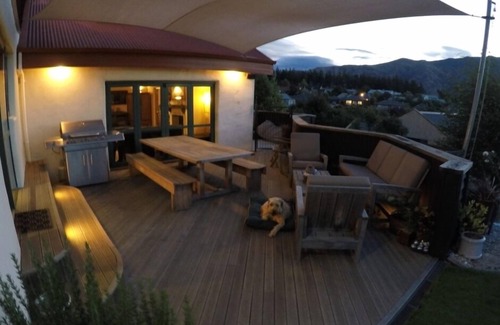 Wanaka House | SUBSTANTIAL 4 BEDRMS w 4 BATHRMS, HOT TUB, GAMES ROOM. EASY WALK TO TOWN