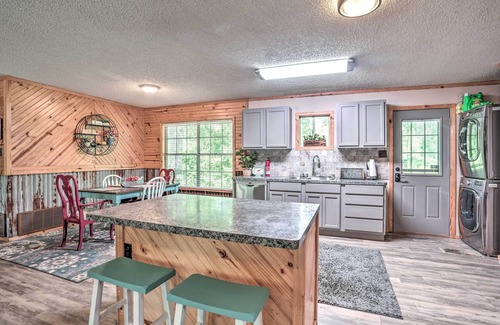 Jefferson House | ‘Sue’s Camp’ w/Caddo Lake Access & Dock!