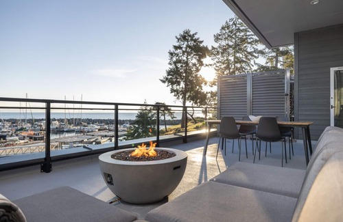 Regional District of Nanaimo Apartment | Suite 210 · Suite #210: Contemporary Oceanfront Accommodation
