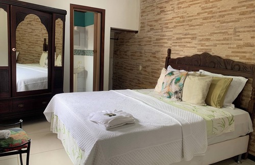 Jabaquara Cabin | Suite 5 minutes from the beach in a cozy house with pool and garage.nn