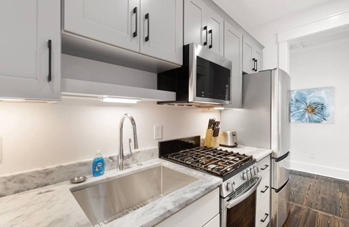 Westside Apartment | Suite B1 at 697 King