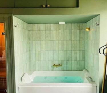 Bernieres-sur-Mer Apartment | Suite bord de mer - Balnéo et sauna