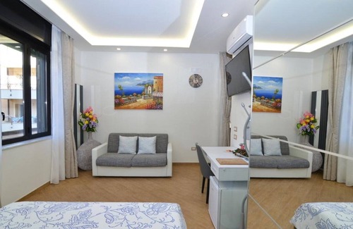 Centro Storico Bed & Breakfast | SUITE CASERTA DELUXE near the Royal Palace of Caserta, WIFI, Netflix, parking .