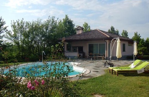 Castel San Pietro Terme Apartment | Suite con letto matrimoniale, angolo cucina, bagno privato.