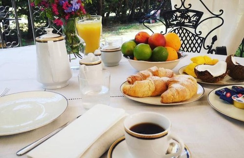 Castel San Pietro Terme Apartment | Suite con letto matrimoniale, angolo cucina, bagno privato.